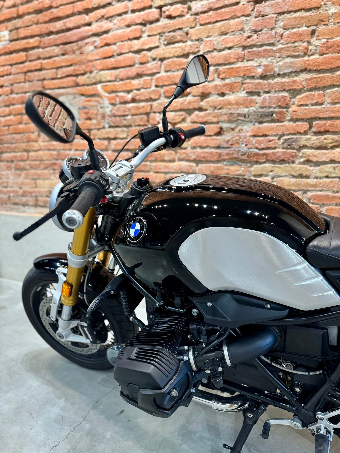 BMW R NINE T