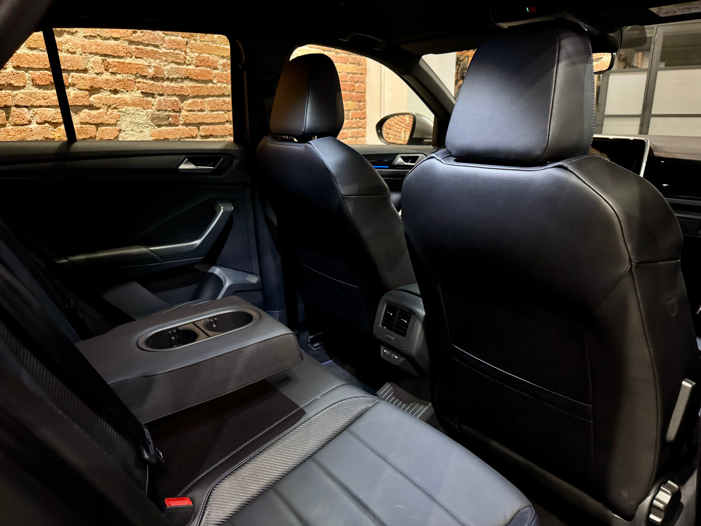 VOLKSWAGEN T-ROC R 300 DSG "AKRAPOVIC"