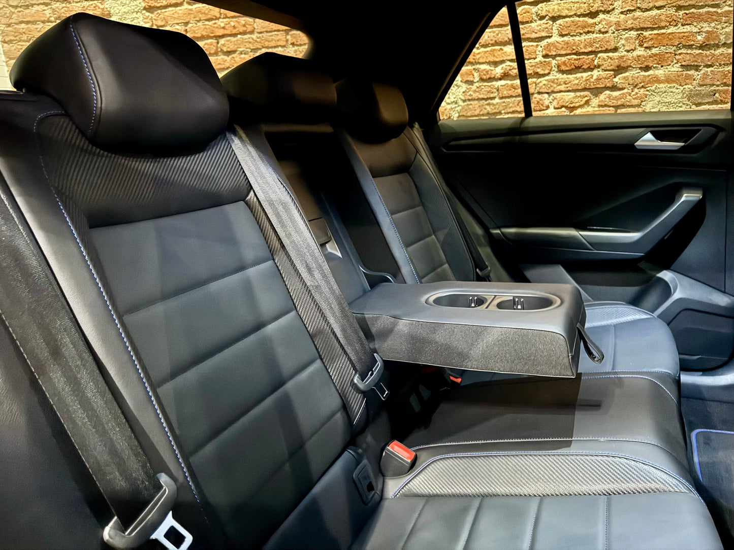 VOLKSWAGEN T-ROC R 300 DSG "AKRAPOVIC"