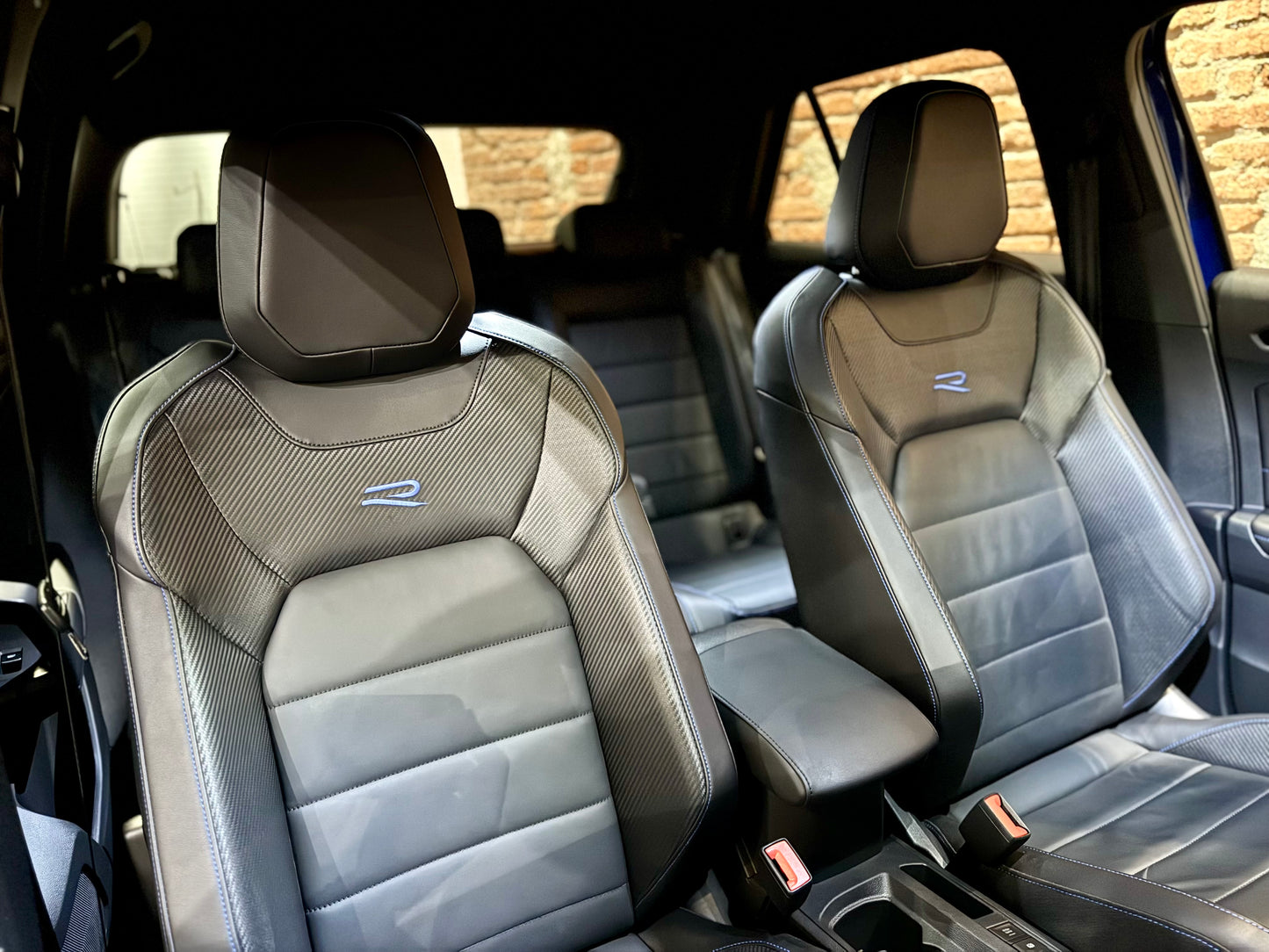 VOLKSWAGEN T-ROC R 300 DSG "AKRAPOVIC"