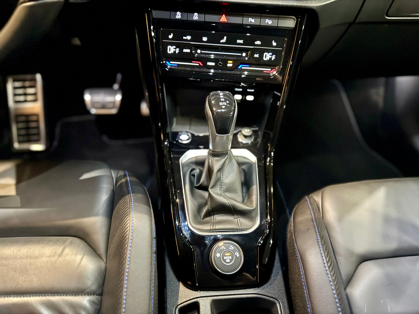 VOLKSWAGEN T-ROC R 300 DSG "AKRAPOVIC"