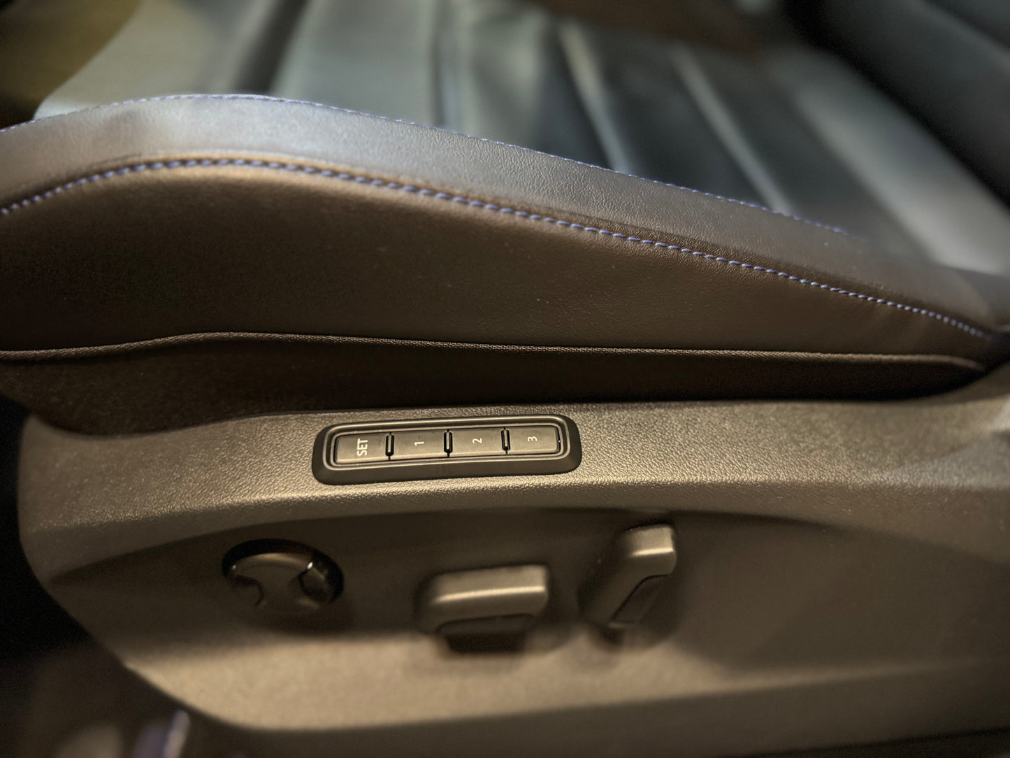 VOLKSWAGEN T-ROC R 300 DSG "AKRAPOVIC"